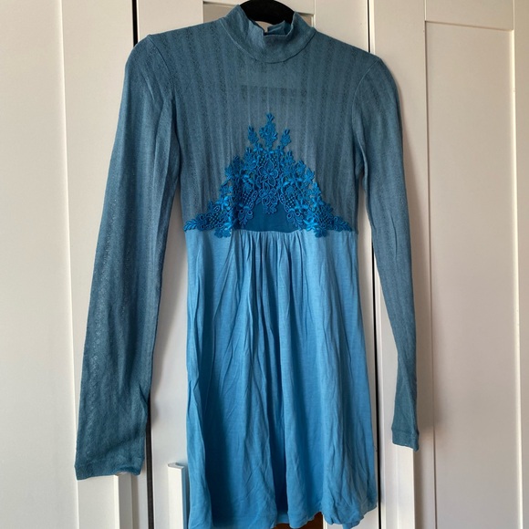 Free People Dresses & Skirts - FREE PEOPLE Vintage Top Long Sleeve Keyhole Back front Lace Detail Size S